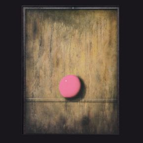 pinkfarbener ball beim balanceakt